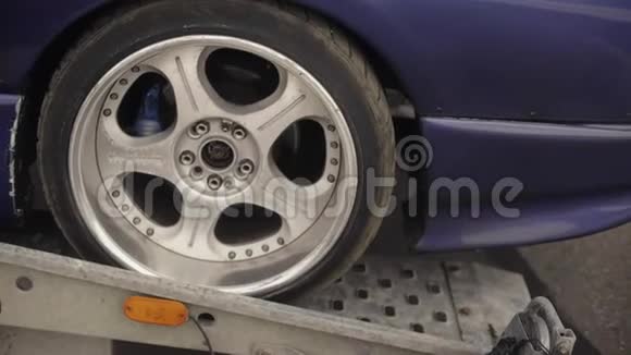 紫色跑车拉离航母拖车后轮特写视频的预览图