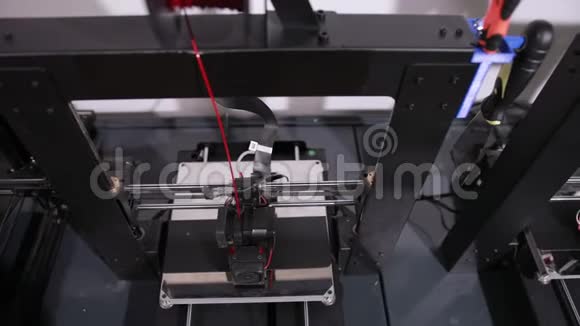 3D技术打印机头打印塑料零件视频的预览图