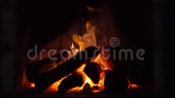 家中舒适的壁炉中燃烧的木材视频的预览图