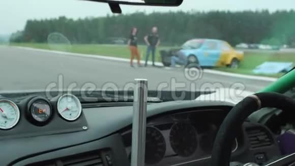 赛车穿过赛道站在外面的人驾驶舱内景视频的预览图