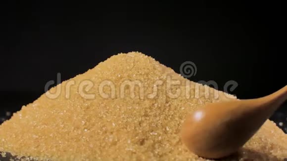 甘蔗糖未精制一堆糖用木勺拌视频的预览图