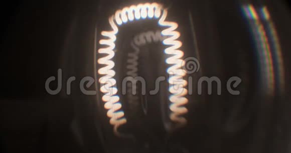 宏观的一个古老的聚光灯闪烁的螺旋视频的预览图