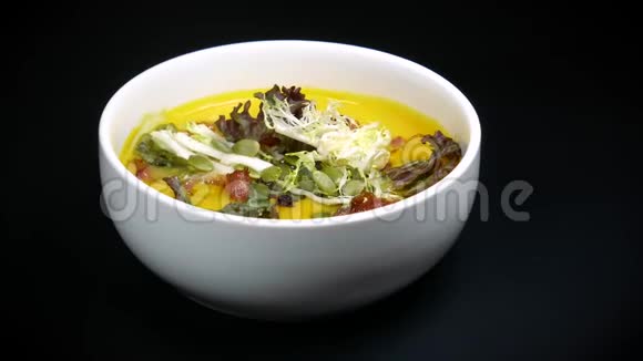 美味的豌豆汤用沙拉和南瓜子调味视频的预览图