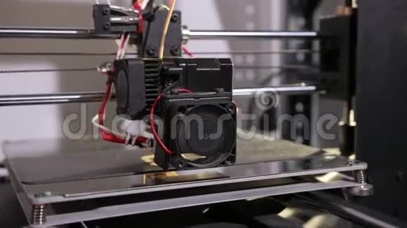 3D技术打印机头打印塑料零件视频的预览图