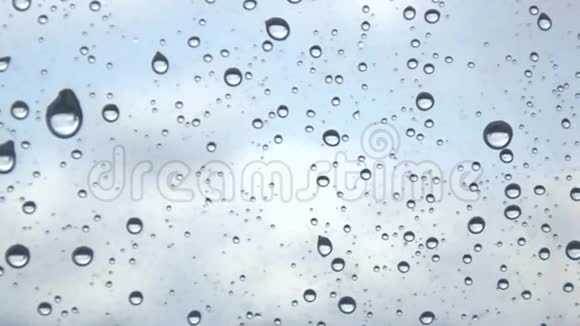 雨天窗玻璃上的湿滴视频的预览图