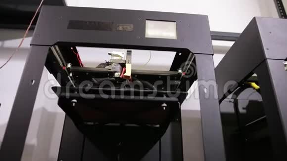 3D技术宽镜头打印机打印塑料零件在工厂视频的预览图