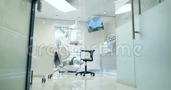 清洁白色现代牙医柜视频的预览图