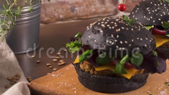 美味的烤素食汉堡视频的预览图