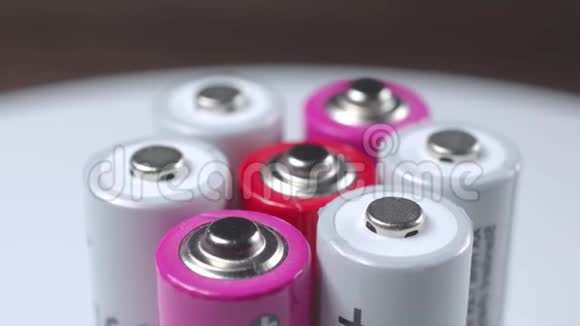 白色和粉红色可充电电池俯视图视频的预览图