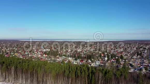 在阳光明媚的冬日可以在远处俯瞰俄罗斯村庄和拉多加湖视频的预览图