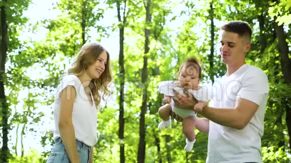 快乐的犹太家庭和小宝宝在夏园视频的预览图