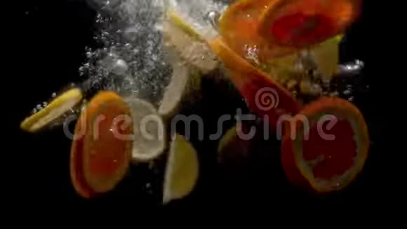 切成片的柠檬和桔子掉进水里视频的预览图