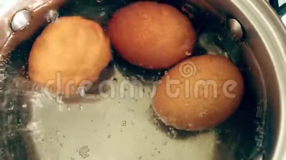 鸡卵在水中煮锅带产品上燃气灶烹饪准备视频的预览图