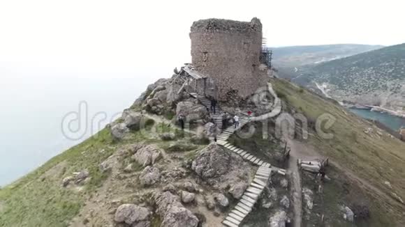 摧毁了克里米亚巴拉克拉瓦山上废弃的旧堡垒视频的预览图