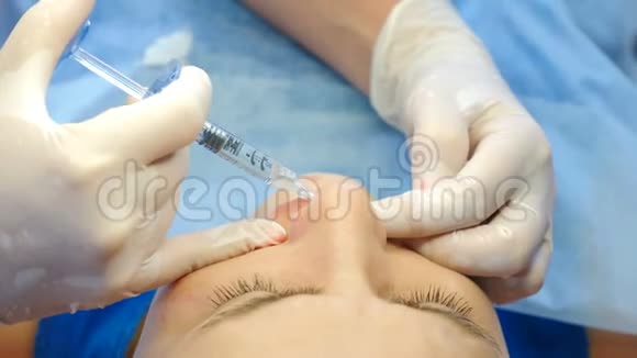 脂肪增强关闭女性医生美容医生使用注射器进行隆唇手术上景美容视频的预览图