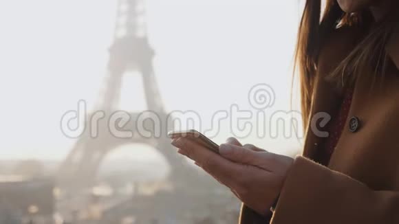 在巴黎埃菲尔铁塔城市风光慢镜头下一位美丽的年轻博主在网上留言视频的预览图