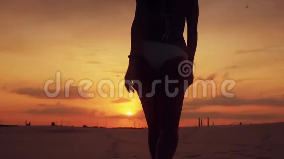 在沙漠中行走的性感女人的后景轮廓视频的预览图