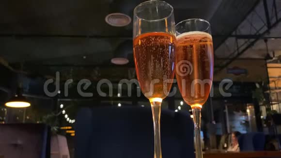 一杯冰冷的香槟在黑暗的背景下特写视频的预览图
