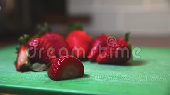 分离的草莓切碎成小豌豆视频的预览图