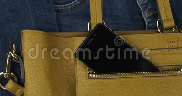 电话从一个女人的包口袋里伸出来全景视频的预览图