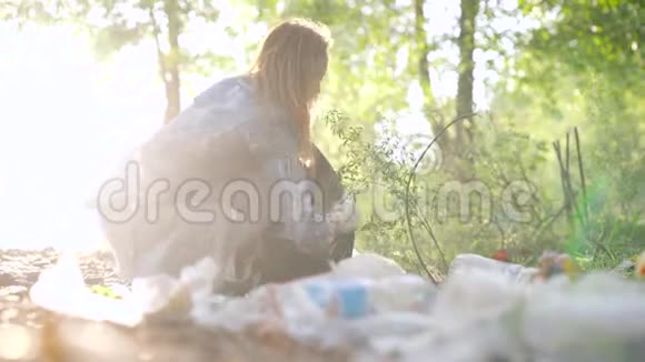 年轻的市民正在协助清除森林中的垃圾在夏日收集公园内的垃圾视频的预览图