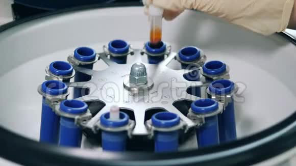 化学分析仪是用试管发射的视频的预览图