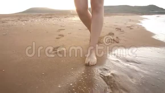 脚在海滩上散步视频的预览图