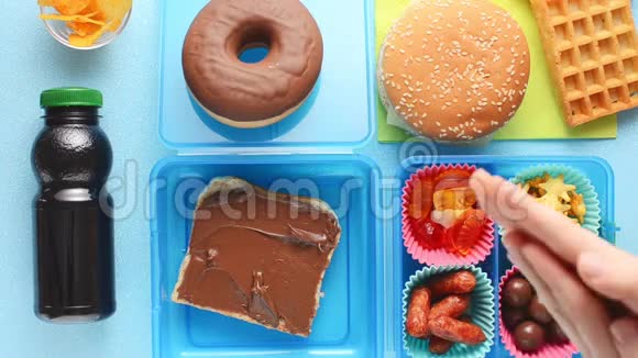棕色背景的巧克力甜甜圈上面视频的预览图