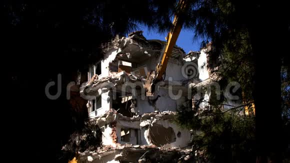 拆除破坏旧房屋建筑视频的预览图
