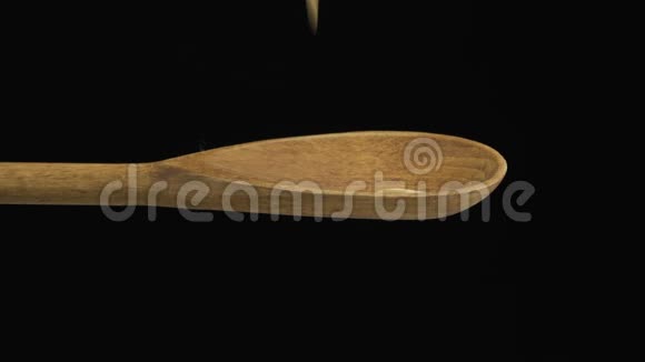 掉落的谷物燕麦填满勺子从木勺里掉出来慢动作视频的预览图