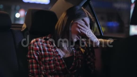 疲惫的沮丧女人坐在车里哭泣视频的预览图