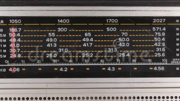 调整旧收音机上电台的频率红色箭头以数字的比例移动视频的预览图