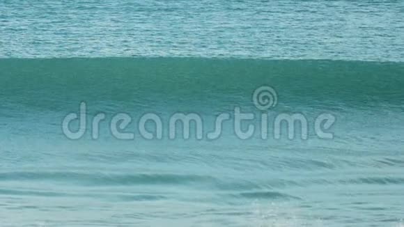 蔚蓝的海浪翻滚在麦考海滩的岸边视频的预览图