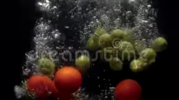 甘蓝和西红柿掉进水里溅起水花视频的预览图