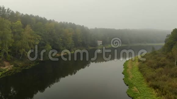 庄园的房子有一个码头在雾蒙蒙的河流被森林包围清晨在风景如画的乡村视频的预览图