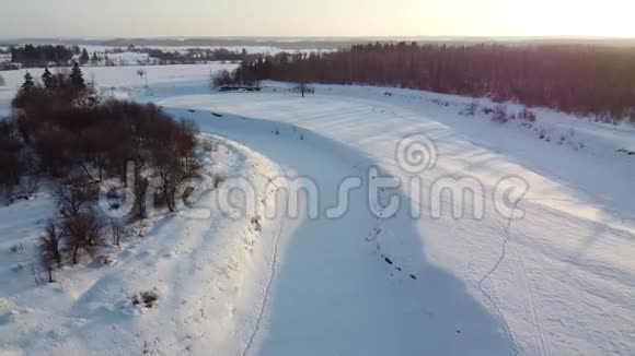 雪域和森林的俯视图四架直升机在日落时拍摄视频的预览图