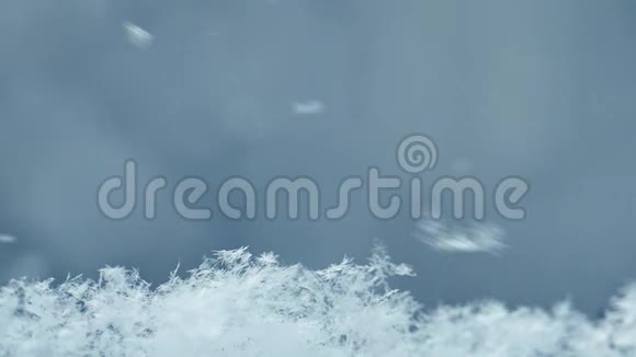 雪花晶体和落下的罕见雪视频的预览图