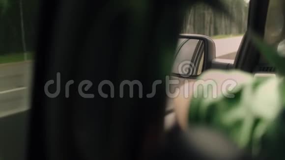 一个人在乡间小路上开着一辆车把左肘放在窗户上关门视频的预览图