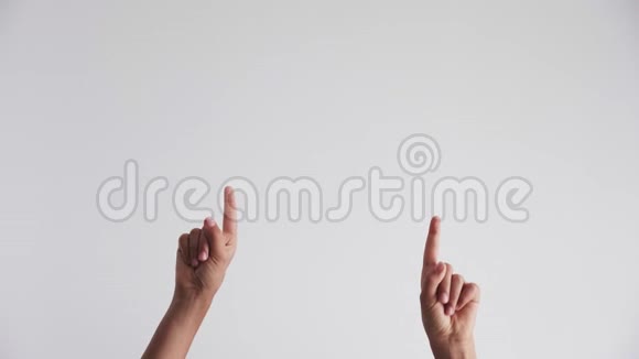 孩子的手举起来手指指向空荡荡的白色背景不说话交流手势概念视频的预览图