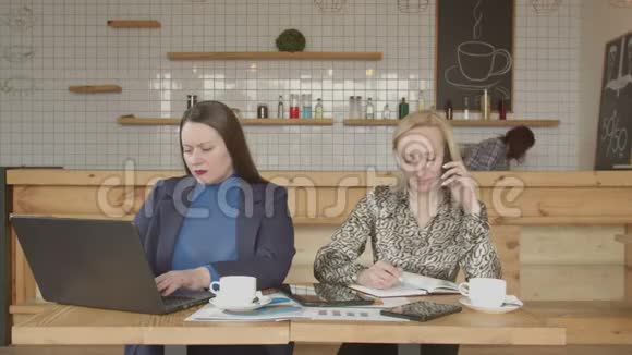 忙碌的女人在咖啡馆里远程工作视频的预览图