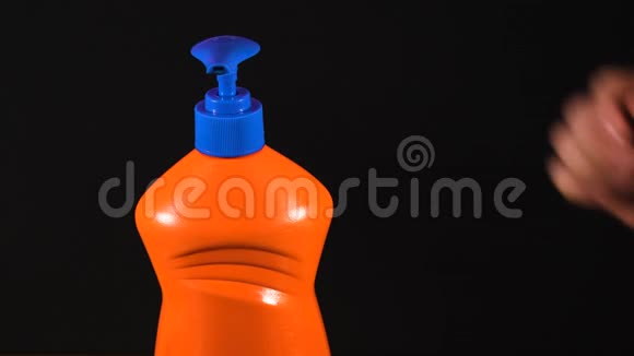 橙色的洗涤剂瓶瓶子没有标签和名字手挤压洗涤剂洗碗液视频的预览图