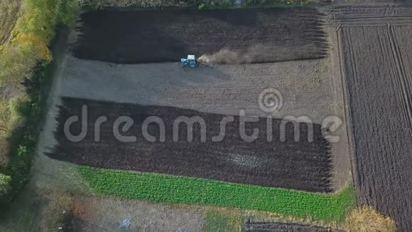 俄罗斯旧拖拉机在田间最后农业作业的鸟瞰图视频的预览图