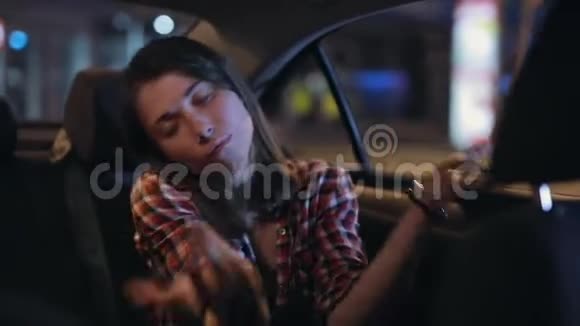 女乘客在车里听音乐晚上跳舞视频的预览图