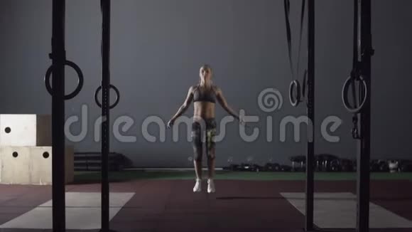 年轻的成年运动女性在交叉健身健身房跳绳运动视频的预览图