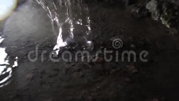 融雪的水滴从屋顶滴入水坑视频的预览图