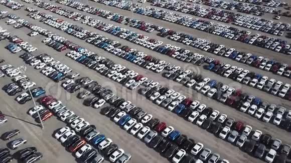 汽车市场或停车场车辆可供进一步派发视频的预览图