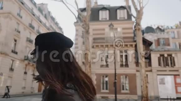 幸福美丽的女人摆姿势微笑探索巴黎街道与阳光埃菲尔铁塔的背景慢动作视频的预览图