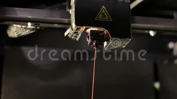 3D打印机技术头打印红色部分从塑料电缆线关闭视频的预览图