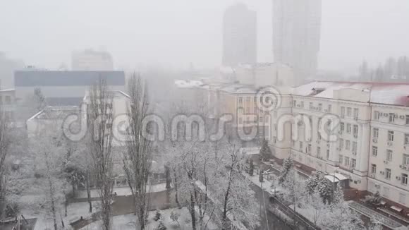 意想不到的降雪席卷了这座城市白色蓬松的雪覆盖了广场街道和房屋的城市景观视频的预览图