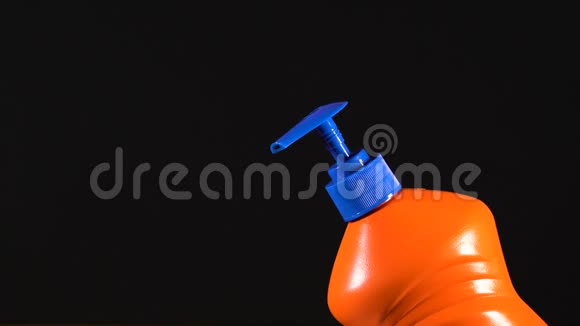 橙色的洗涤剂瓶瓶子没有标签和名字手挤压洗涤剂洗碗液视频的预览图